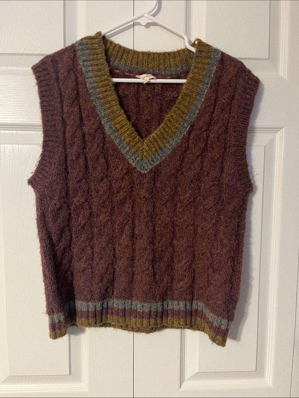 Women's Cable Knit V-Neck Sweater Vest in plum with Olive Trim MYSTREE small